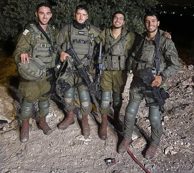 כרם שלום. משמאל לימין אלמוג הפראמדיק ,דור אשכנזי החוג"ד , גיא לאמב חובש מהתאגד וניתאי קסטוריאנו גם חובש תאגד 