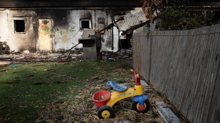 יותר מ-70% מהבתים הוצתו או נהרסו כליל. ההרס בניר עוז (צילום: אלכס קולומויסקי ) סיור עצוב בניר עוז, אחד מכל ארבעה חברים נרצח, נחטף או נעדר