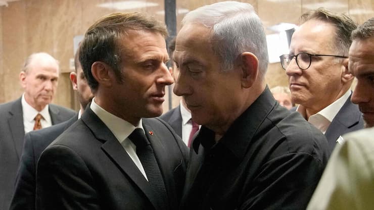 מקרון האשים שחצי מיליון בני אדם מורעבים בעזה, נתניהו תקף (צילום: Christophe Ena / POOL / AFP) ראש הממשלה בנימין נתניהו נפגש עם נשיא צרפת עמנואל מקרון