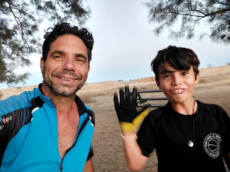 עופר קלדרון עם בנו ארז (באדיבות המשפחה) עופר וארז קלדרון