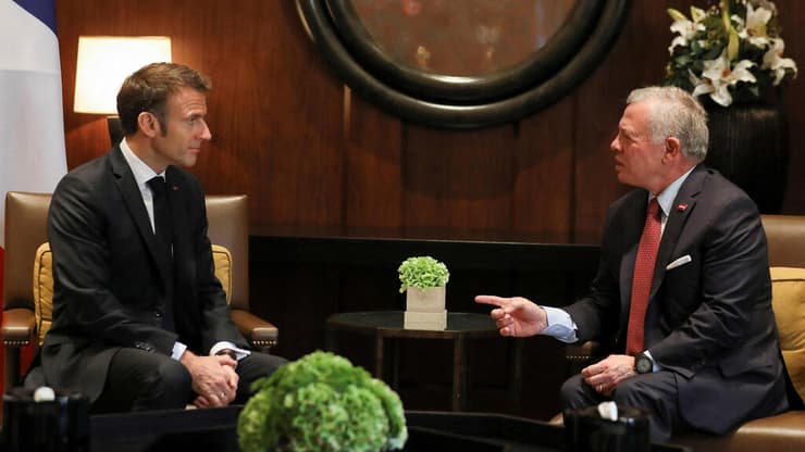עבדאללה ומקרון. מתכוננים לוועידה בניו יורק (צילום: REUTERS/Alaa Al Sukhni) מלך ירדן עבדאללה פגישה עם נשיא צרפת עמנואל מקרון ב עמאן