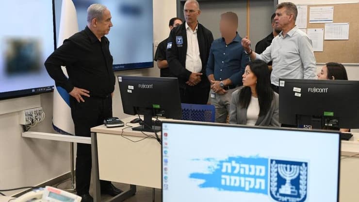 בנימין נתניהו בביקור במנהלת תקומה לשיקום עוטף ישראל בעקבות הטבח ב-7 באוקטובר