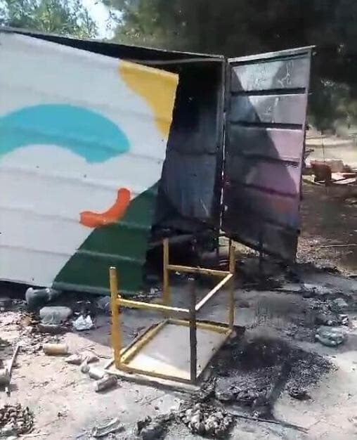 "קפה בסיבוב" באנדרטת חץ שחור שנהרס