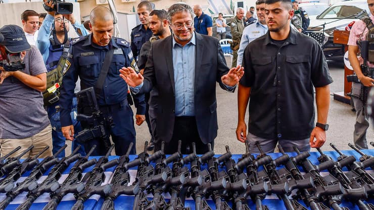 זינוק בבעלי הרישיון. בן גביר (צילום: EPA/HANNIBAL HANSCHKE) חמ"ל עיריית אשקלון