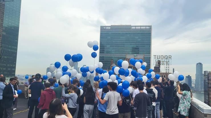 בני נוער יהודים מפריחים בלוני כחול לבן על גג הקונוסליה הישראלית בניו יורק (צילום: הקונסוליה הישראלית בניו יורק) בני נוער יהודים מפריחים בלוני כחול לבן על גג הקונוסליה הישראלית וקוראים להחזרת השבויים בניו יורק