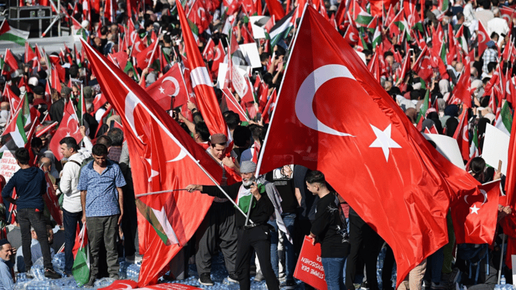 לאחר קריאת ארדואן: הפגנת תמיכה בעזה ברחובות איסטנבול לאחר קריאת ארדואן: הפגנת תמיכה בעזה, באיסטנבול, טורקיה