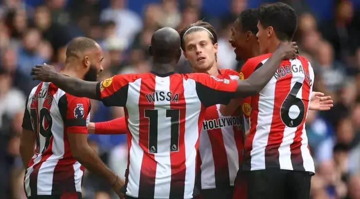 שחקני ברנטפורד חוגגים (רויטרס) שחקני ברנטפורד חוגגים