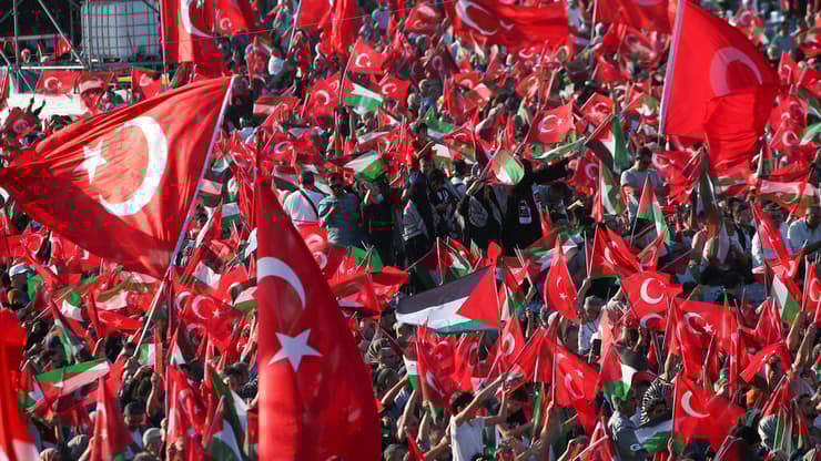 ארדואן קרא להמונים לצאת לרחובות 3 שבועות אחרי 7/10, רבבות בהפגנת הענק (צילום: רויטרס / Dilara Senkaya) לאחר קריאת ארדואן: הפגנת תמיכה בעזה, באיסטנבול, טורקיה