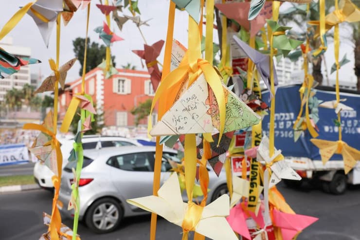 חלוקת סרטים צהובים למען החזרת החטופים בקפלן ובדיזנגוף