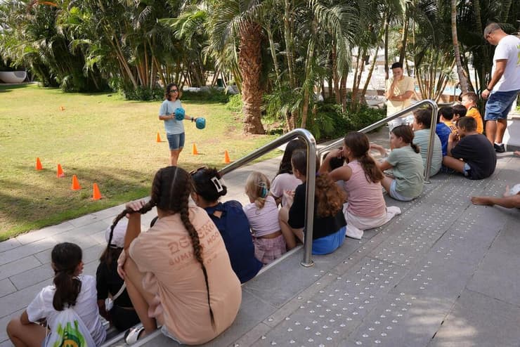 "במקום שבו ספורט, חינוך וערכים נפגשים - קורים קסמים". פעילות לילדי העוטף המפונים באילת (צילום: דורון ברטי ) אזרחים שפונו מאזורי הלחימה לאילת