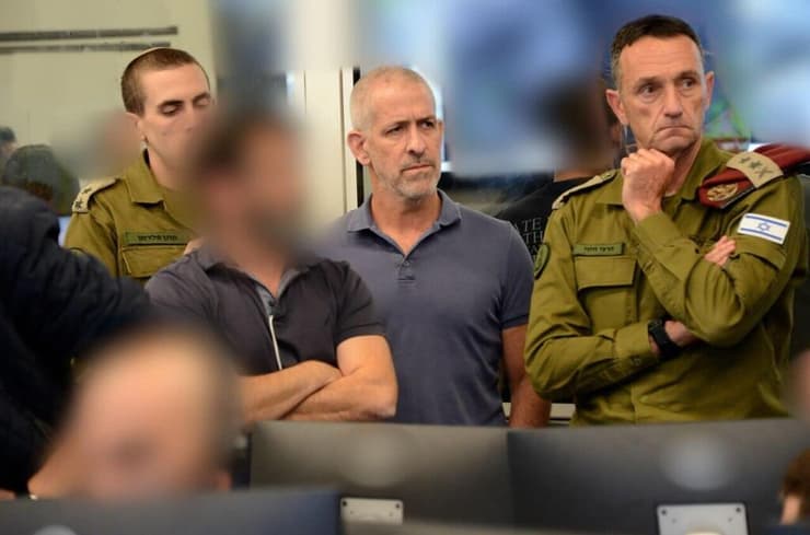 בר והרמטכ״ל לשעבר הלוי בחמ״ל המבצעים המיוחדים של השב"כ במהלך חילוץ אורי מגידיש (צילום: תקשורת שב"כ) ראש השב״כ רונן בר והרמטכ״ל רב אלוף הרצי הלוי מתוך חמ״ל המבצעים המיוחדים של שירות הביטחון הכללי, במהלך חילוצה של החיילת טוראי אורי מגידיש