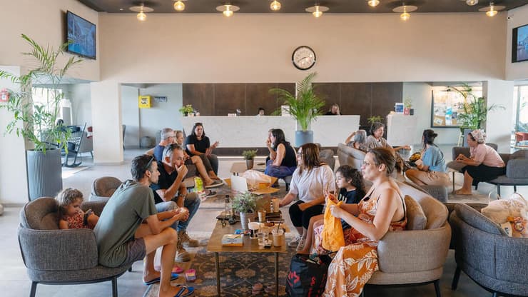 מלחמת עזה מפונים מ קיבוץ בארי עוטף עזה ב מלון