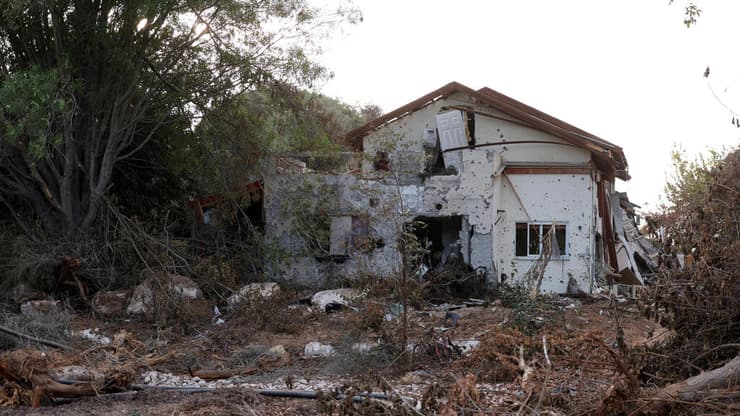 הנזק לבתים בקיבוץ בארי (צילום: REUTERS /Ronen Zvulun) הנזק לבתים בקיבות בארי