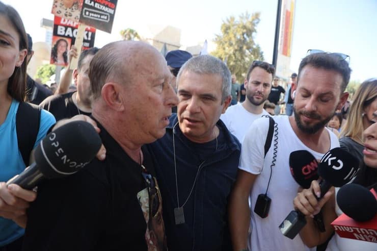 גל הירש הגיע  לכיכר החטופים והנעדרים לשוחח עם בני משפחות