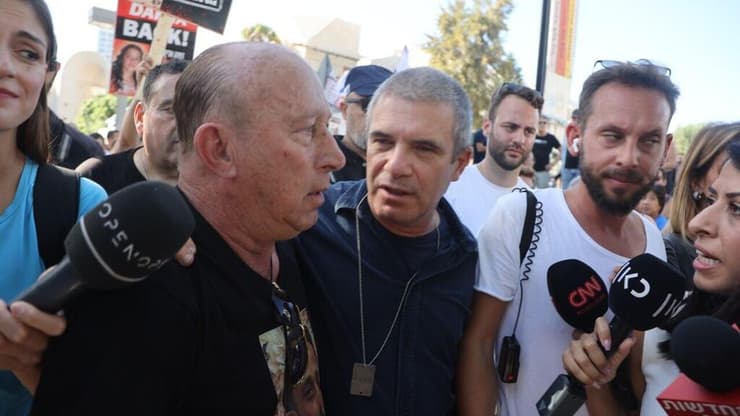 הוגדר כ"מתאם השבויים והנעדרים במשרד ראש הממשלה", אף שלא היה חבר צוות המו"מ. הירש (צילום: מוטי קמחי) גל הירש הגיע לכיכר החטופים והנעדרים לשוחח עם בני משפחות