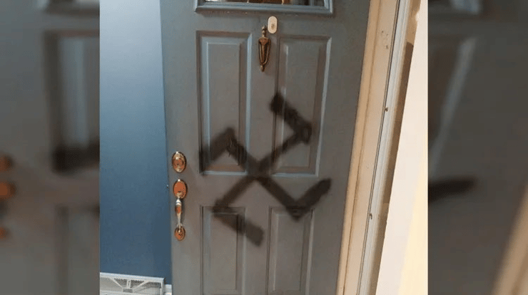 צלב קרס. ארכיון (מתוך טוויטר) אישה יהודיה נמצאה דקורה בדירתה בצרפת ועל דלתה צויר צלב קרס