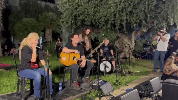 להקת היהודים בכיכר החטופים בתל אביב