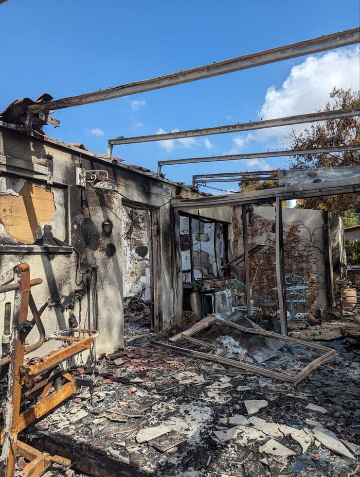 ביתם של משפחת מרום שנשרף על ידי מחבלי חמאס בטבח הרצחני ב-7 באוקטובר