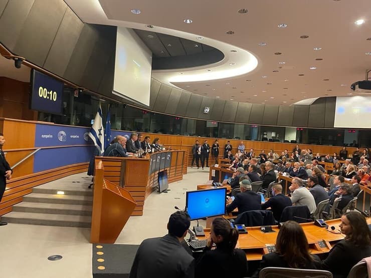 אלי כהן ומשפחות החטופים באיחוד האירופי בבריסל (צילום ארכיון: באדיבות משרד התפוצות והמאבק באנטישמיות) אלי כהן ומשפחות החטופים באיחוד האירופי בבריסל, בלגיה