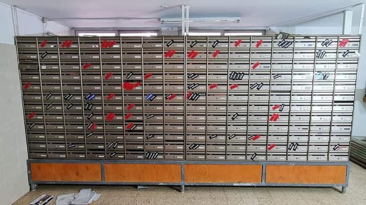 תיבות הדואר של חברי ניר עוז, עליהן סימנו לאחר הטבח מי נרצח ומי נחטף תאי הדואר של חברי קיבוץ ניר עוז: באדום- הנרצחים. בשחור- החטופים