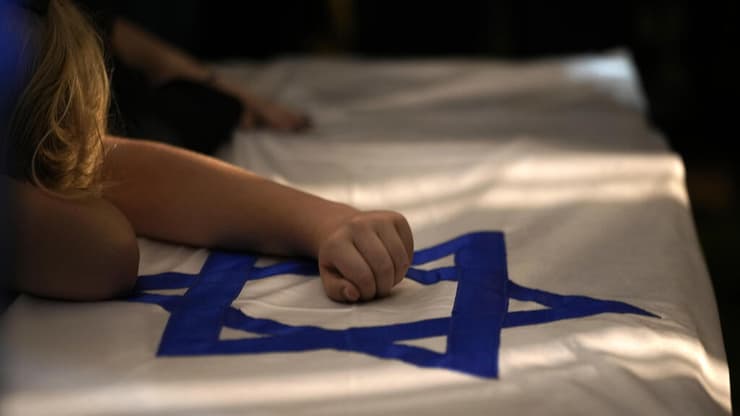 ה"צונאמי הנפשי": אובדני המלחמה מתרחבים למעגלים נוספים בחברה הישראלית. בתמונה: הלוויית לוחם בהר הרצל (צילום: Christopher Furlong/Getty Images) הלוויתו של יוסי חיים הרשקוביץ