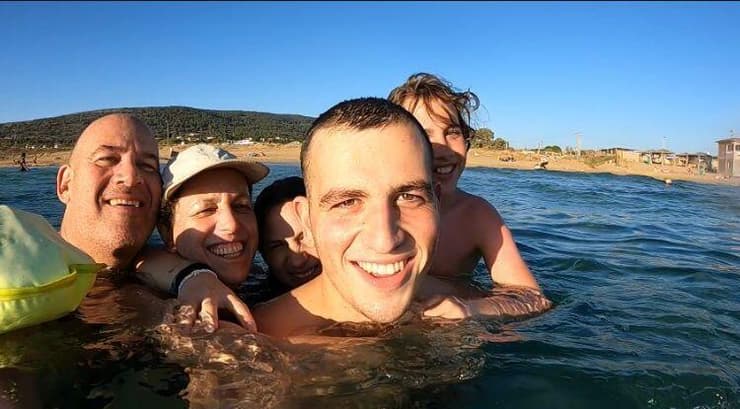 שחר כהן-מבטח ז"ל שנפל ברצועת עזה עם הוריו ארז ושירה ואחיו דריה ורוני