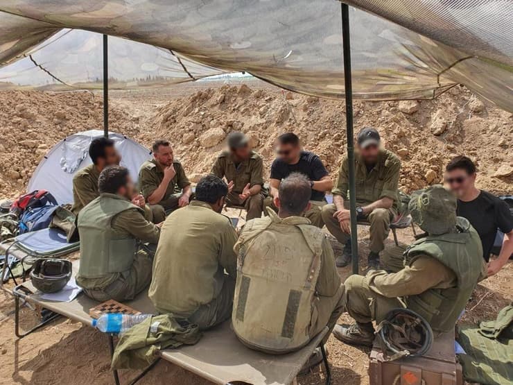 "מי שחווה אירועים קשים, ראוי לקבל טיפול מקצועי". לוחמים במהלך עיבוד עם קב"ן בשטח (צילום: דובר צה"ל) בריאות הנפש בצה"ל