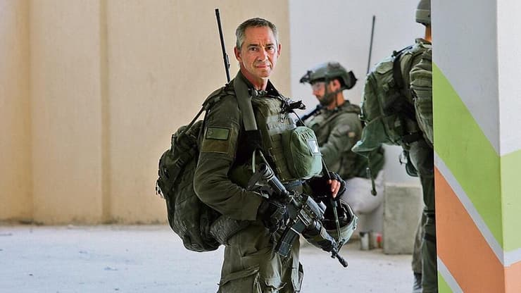 גלעד שרון במילואים בעזה ( צילום: אלכס קולומויסקי) גלעד שרון בעזה