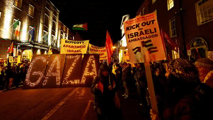 הפגנה בדבלין. קו נוקשה נגד ישראל (צילום: Clodagh Kilcoyne / רויטרס) דבלין, אירלנד הפגנה פרו פלסטינית נגד ישראל חרבות ברזל