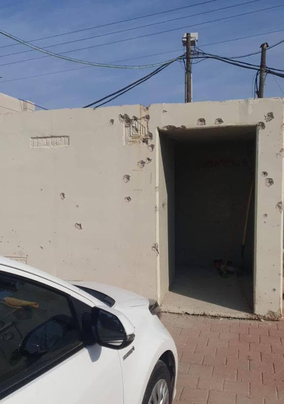 מיגונית במחנה אורים עם סימני ירי אחרי הפלישה של מחבלי חמאס