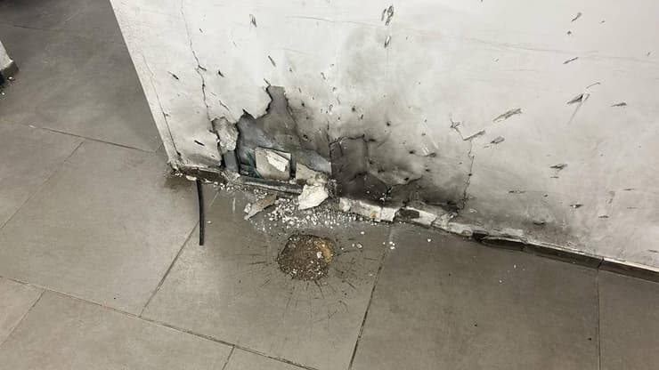 קיר שנפגע מירי של מחבלי חמאס במחנה אורים