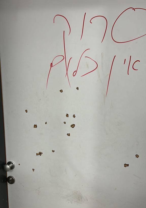 דלת שנפגעה מירי של מחבלי חמאס במחנה אורים