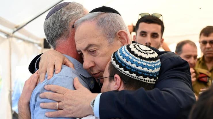 נתניהו ולייטר, שבנו נפל בלחימה (צילום: חיים צח, לע"מ) בנימין ושרה נתניהו בניחום אבלים אצל משפחתו של רס״ן משה ידידיה לייטר ז״ל