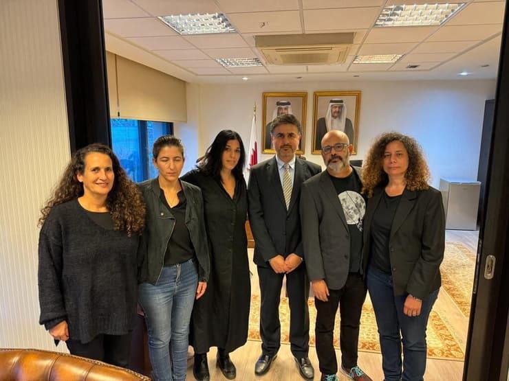 חן אביגדורי יחד עם משפחות חטופים באתונה, כחלק מהמאבק להשבת בני משפחתו ויתר השבויים. "אנשים ניגשים ברחוב, ואומרים: 'הייתי בהרצאה שלך, עכשיו אני מבין את הכאב שלך'" חן אביגדורי ומשפחות החוטפים באתונה, יוון