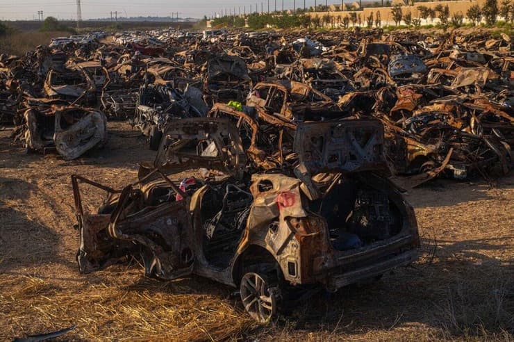 פרעות "נובה" מגרש המכוניות  שהוקם בשדה פתוח עם כ 1000 מכוניות מפויחות של נרצחי המסיבה ברעים