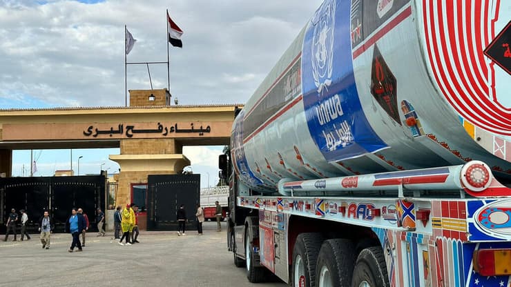 מעבר רפיח מצרים משאית דלק מחכה להיכנס ל עזה