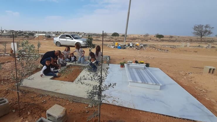 "הוא ראה אישה מוסלמית - ובכל זאת ירה". חמיד אבו עראר והילדים על קברה של פאטמה, נובמבר 2023 (האם ראית את האופק לאחרונה) קברה, ילדיה ובעלה של פאטמה אבו עראר, שנרצחה בידי חמאס ב-7 באוקטובר