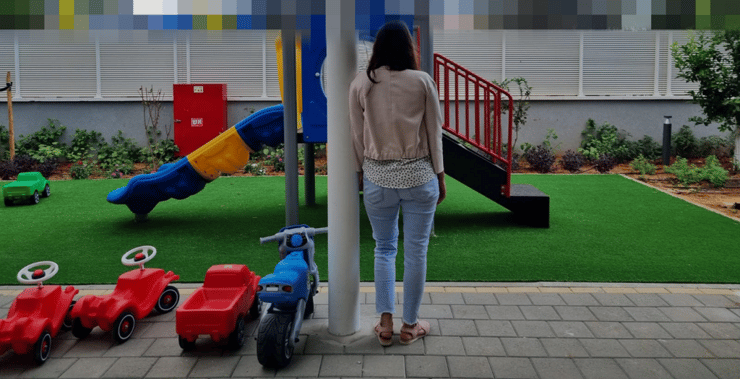 אישה שחיה במקלט לנשים מוכות - מלחמה חרבות ברזל