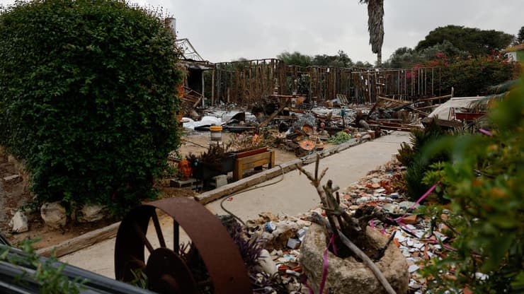 ההרס במושב. "רוצים לחזור" (צילום: REUTERS/Amir Cohen) נתיב העשרה