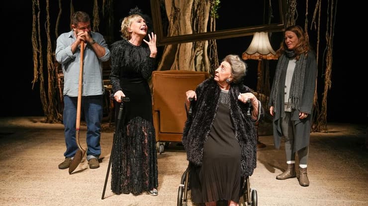 מתוך "מרציפנים" בהבימה