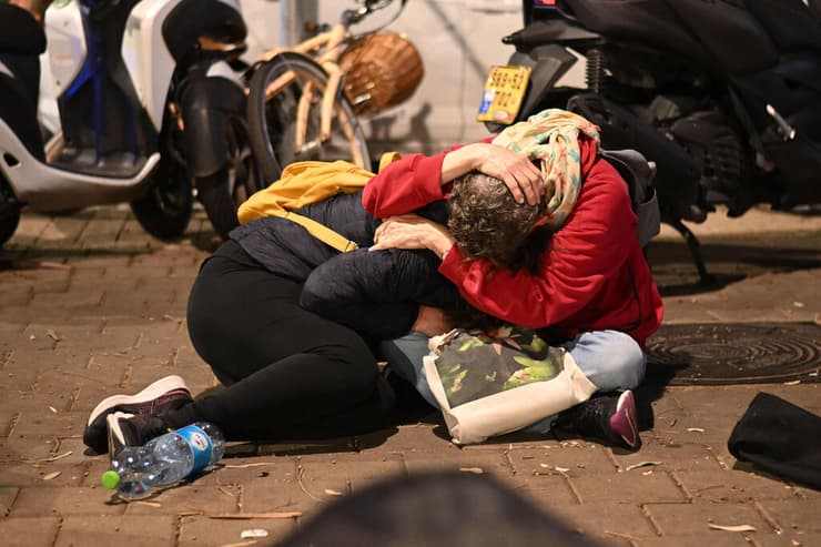 תופסים מחסה מול משרדי יוניסף בתל אביב בזמן אזעקה