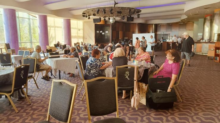 "בזמן הזה צריכים לדאוג לנו להמשך פינוי מסודר". מפונים במלון בים המלח (צילום: אורן עמית) מתחם המלונות בים המלח בו שוהים משפחות המפונים של העיר שדרות