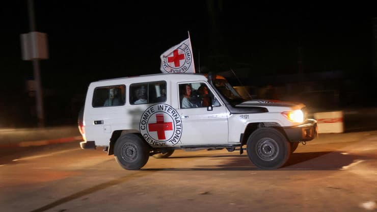 הגעת החטופים לצלב האדום