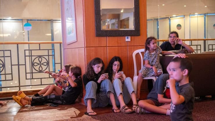 המפונים מקיבוץ בארי צופים בהשבת החטופים