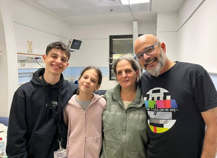 משפחת אביגדורי עם האם שרון והבת נעם, ביום שחרורן מהשבי משפחת אביגדורי