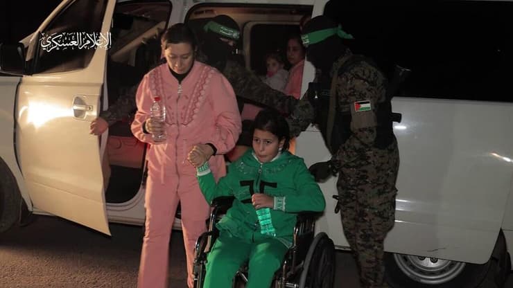 יובל עם אימה קרינה בחזרה מהשבי יובל אנגל עם אימה קרינה אנגל-ברט בחזרה מהשבי