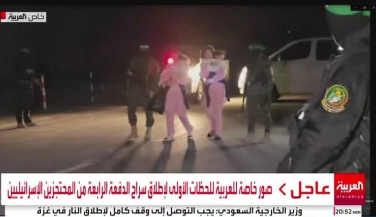 שרון אלוני קוניו עם בנותיה אמה ויולי ולצידן קרינה אנגל-ברט