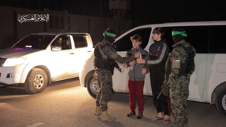 האחים יגיל ואור יעקב בעת השחרור משבי חמאס יגיל ואור יעקב משתחררים משבי חמאס