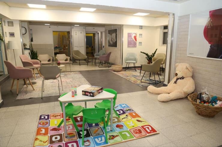 המתחם שהוכן לקראת החטופים באיכילוב בפעימה הראשונה לפני שנה (צילום: מירי גטניו, דוברות איכילוב) בית החולים איכילוב נערך לקבלת החטופים