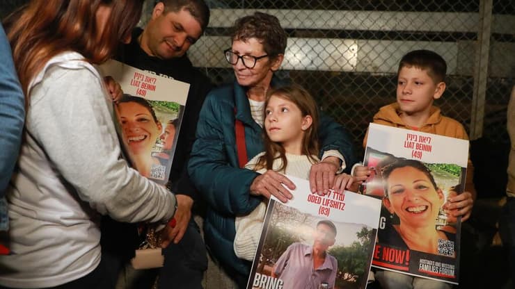 יוכבד ליפשיץ ששוחרה מהשבי מפגינה מול הקריה בתל אביב עם שלט של בעלה